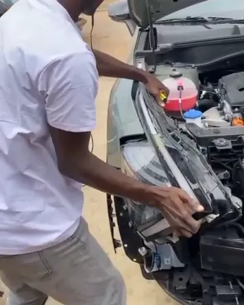 Replacing headlight on a Kia Sportage